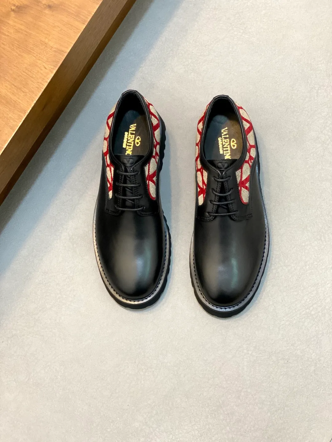Men's shoes 💰740 VALENTINO Valentino's new men's fashionable casual leather shoes. These leather shoes are made of imported cowhide leather uppers, dyed calfskin lining and calfskin insoles. The upper foot is soft, comfortable and breathable. Comes with complete packaging in the original box! Visible details and quality. Size: 39-44 (customized at 38.45.46)